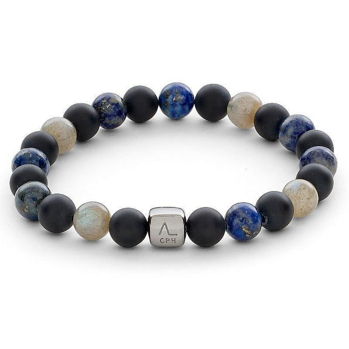 Alexander Lynggaard Armband New York City 8 mm med mattsvarta, blå och beige stenpärlor och silverlogodetalj. Modell C10043-001-1.