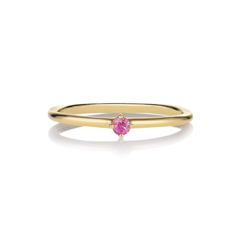 anpe-atelier-malene-pink-sapphire-2-5-ring-14kt visar en elegant guldring med en liten rund rosa safir i mitten, modell 2447-002-1.