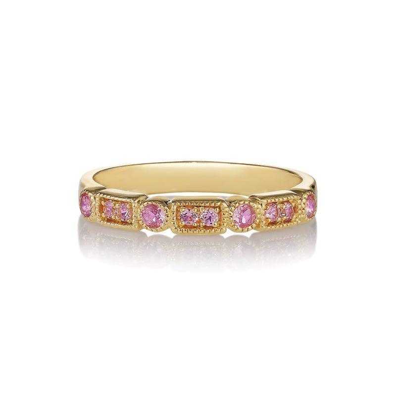 anpe atelier trine ji ljusrosa safirring visar en guldring med rosa safirer, modell 2416-1-001-1