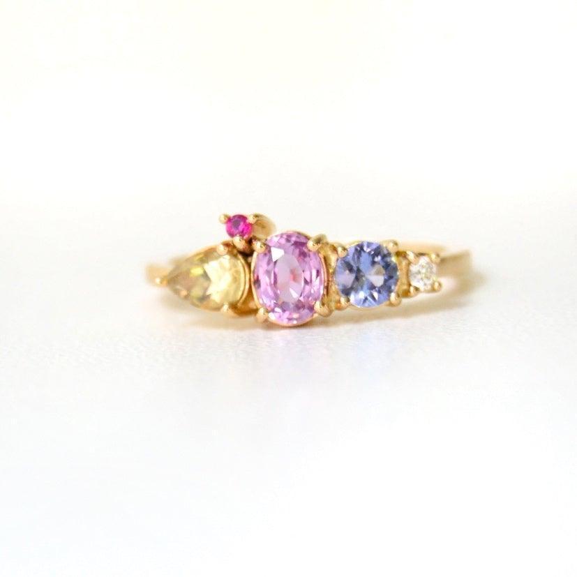 Anpe Atelier Varnaya 18kt guld ring med farvede safirer, forside, model 45296.