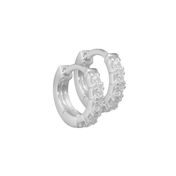 Aqua Dulce Darling silverörhängen med blanka klara stenar, rund modell. Modell 2098-2098-1