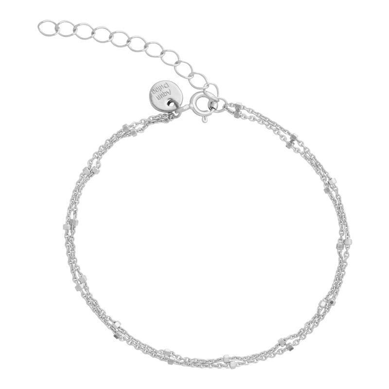 Aqua Dulce Dee Dee Dot Silverarmband på vit bakgrund, elegant dubbelkedja i silver. Modell 2251-2251-1