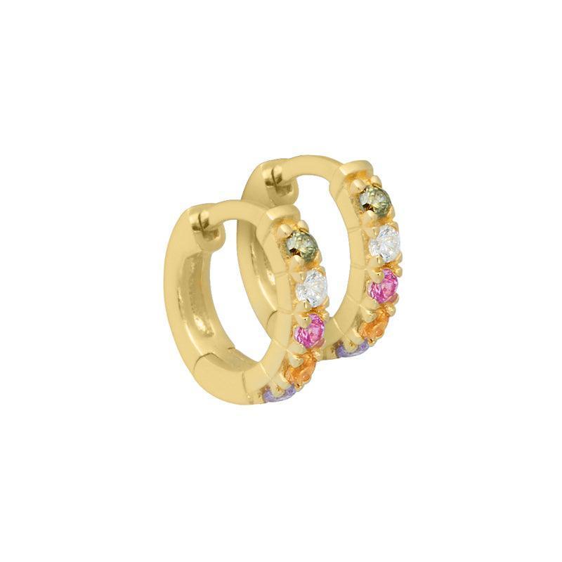 Aqua Dulce Elina Creole i guldpläterat silver med färgade stenar, rund modell i närbild. Modell 3712-3712-1