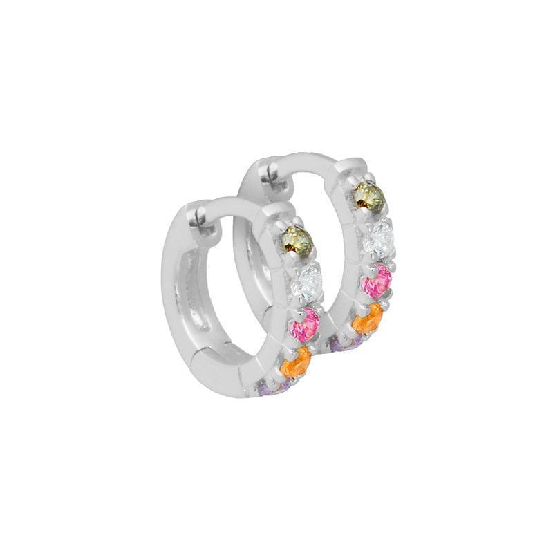 Aqua Dulce Elina Creole i silver, creoler med färgade stenar på vit bakgrund. Modell 3711-1.