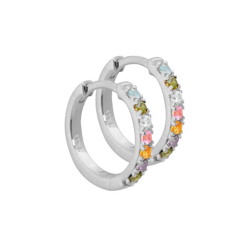 Aqua Dulce Elina creole i silver med färgade stenar, detaljbild av två örhängen. Modell 3713-3713-1