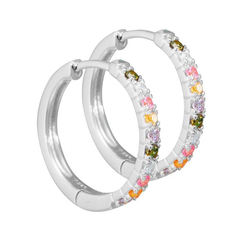 Aqua Dulce Elina Creole i silver med färgglada stenar på nära håll, blank yta och elegant design. Modell 3828-3828-1