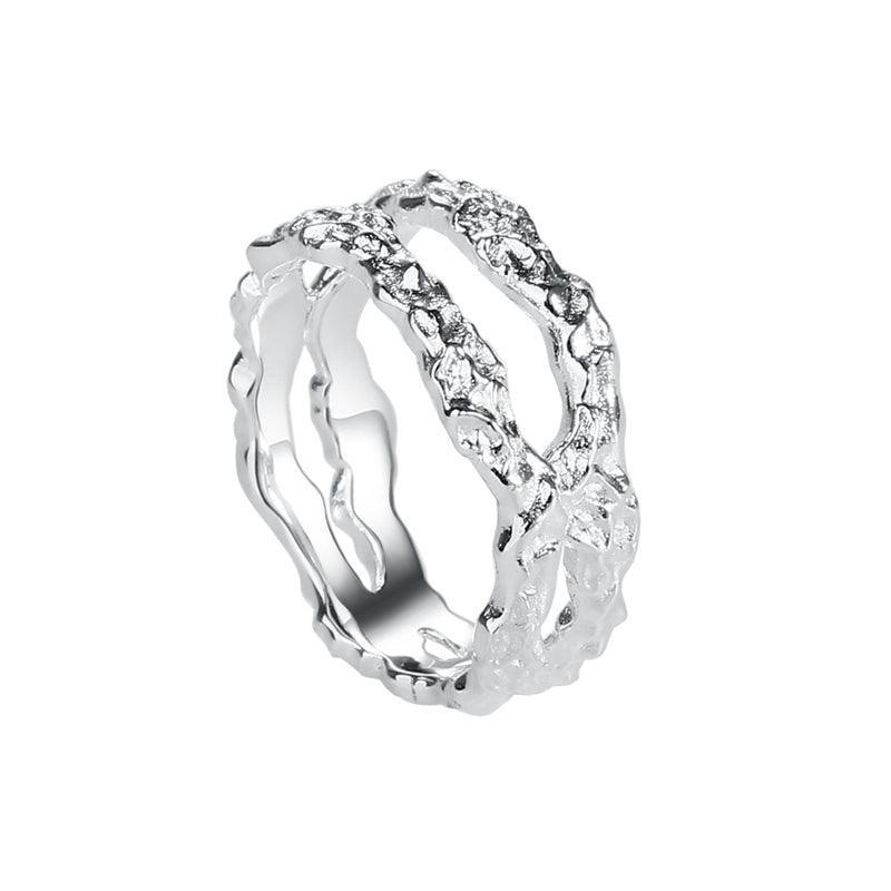 Aqua Dulce Mila Ring Silver visar en elegant, strukturerad silverring med en grov yta. Modell 4674-4674-001-1.