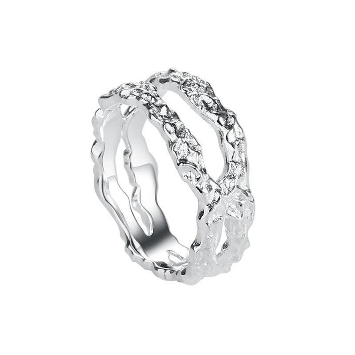 Aqua Dulce Mila Ring Silver visar en elegant, strukturerad silverring med en grov yta. Modell 4674-4674-001-1.