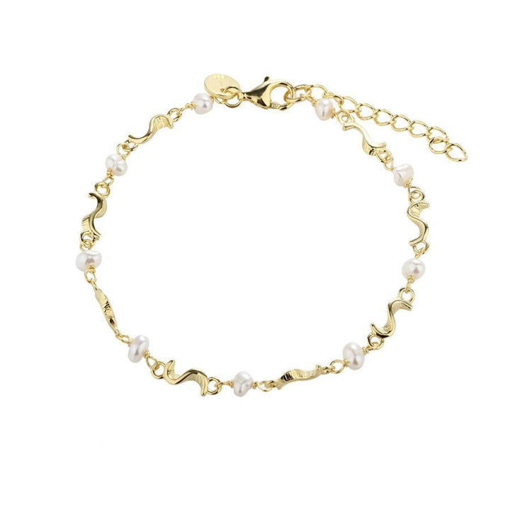 Aqua Dulce Rhumba Pearl Armband Silver Guldpläterat, elegant armband med vita pärlor på vit bakgrund. Modell 5106-5106-1