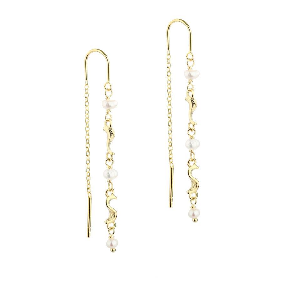 Aqua Dulce Rhumba Trådörhänge Silverpläterade, eleganta öronkedjor i guld med vågiga detaljer och pärlor. Modell 5177-5177-1