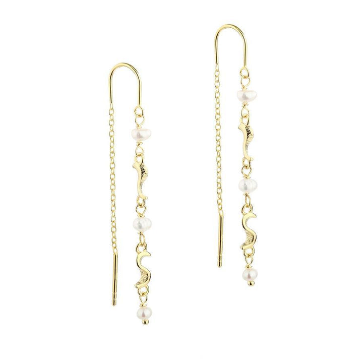 Aqua Dulce Rhumba Trådörhänge Silverpläterade, eleganta öronkedjor i guld med vågiga detaljer och pärlor. Modell 5177-5177-1