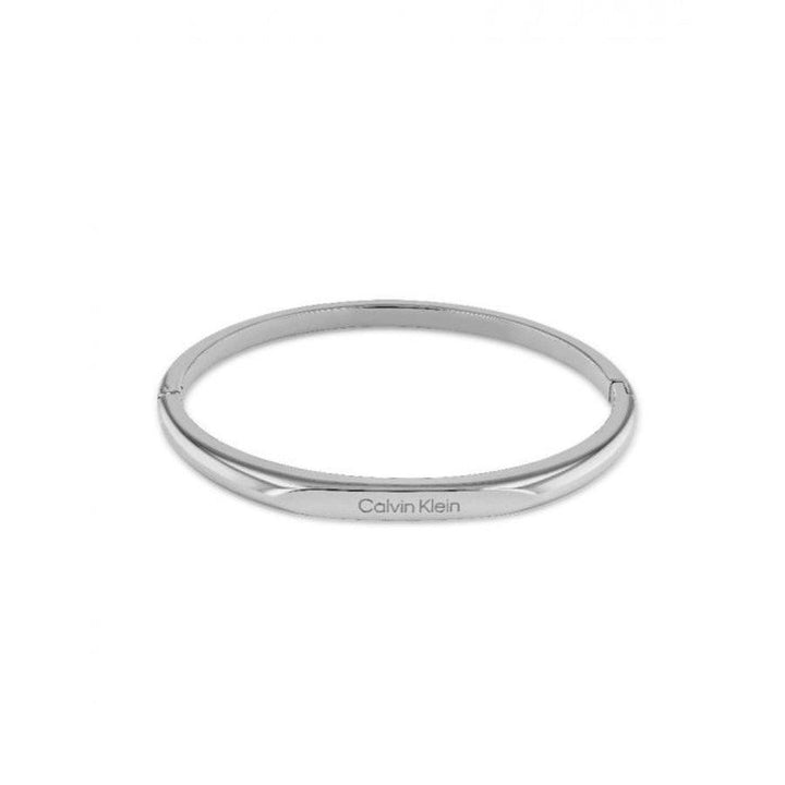 Calvin Klein Faceted Bar Arm Bangle Steel i blank silverlook, enkel och feminin armring. Modell 35000045-35000045