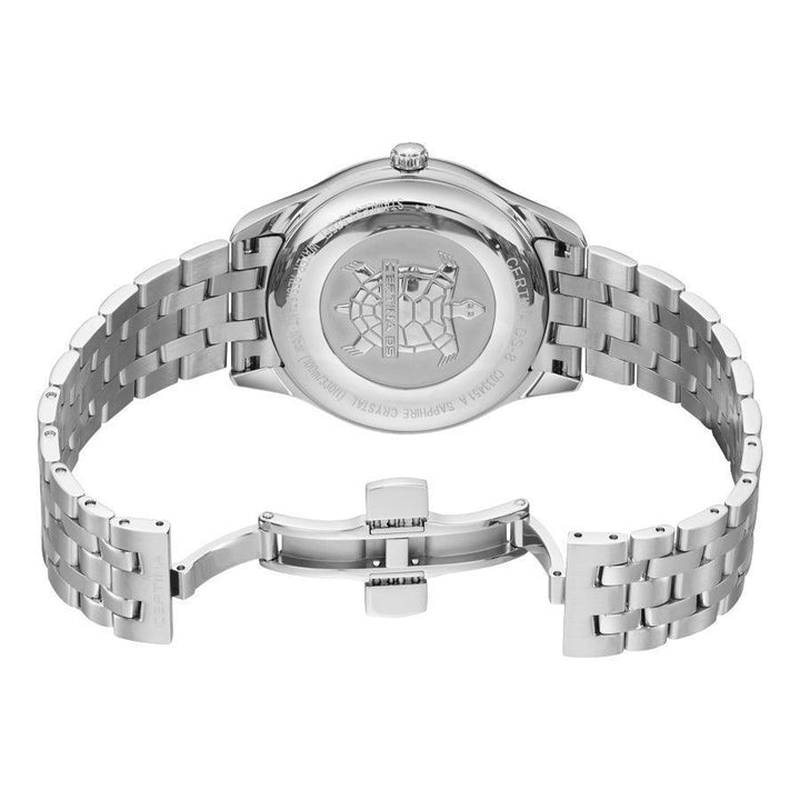 Certina DS-8 herrklocka stålkedja visad bakifrån med detaljerad sköldpaddsgravyr på boettens baksida, C0334511105100