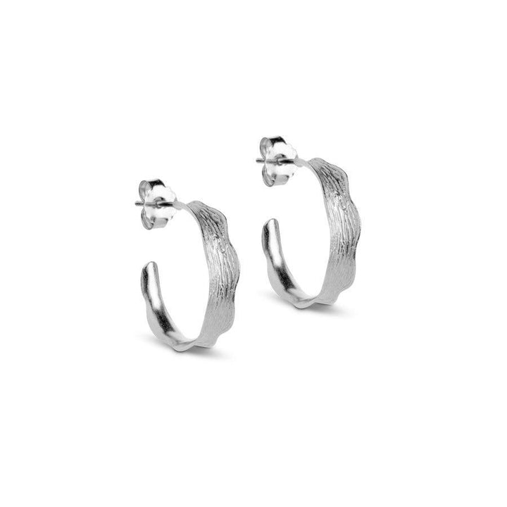 enamel-ane-small-hoops, silverfärgade små örhängen med vågig struktur, modell E289SM-E289SM-1