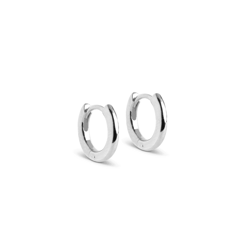 Enamel Chunky Solv Hoops 8mm visar upp ett par släta silverbågar i en glansig finish. Modell E248S-E248S-1.