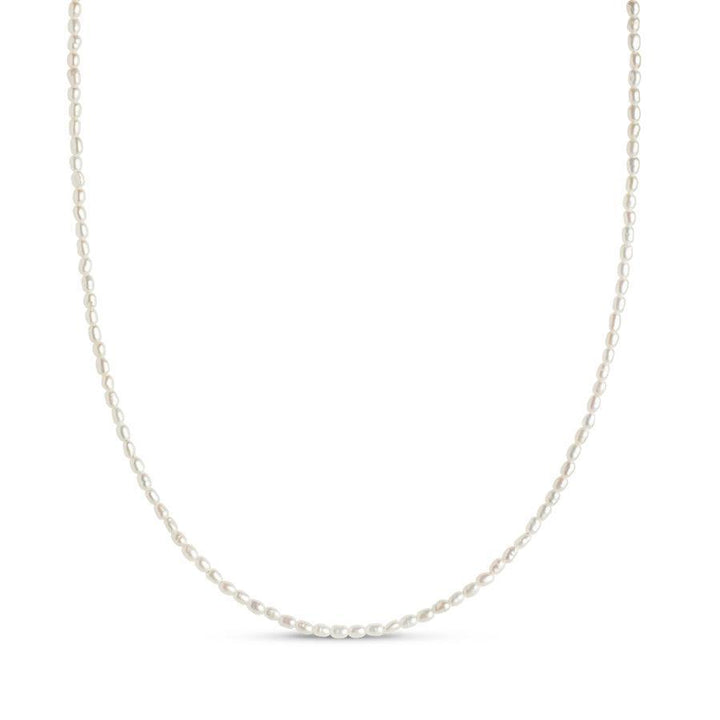 Enamel Erna Pärlhalsband med små vita sötvattenspärlor i enkel, elegant stil. Modell N104G-N104G-1