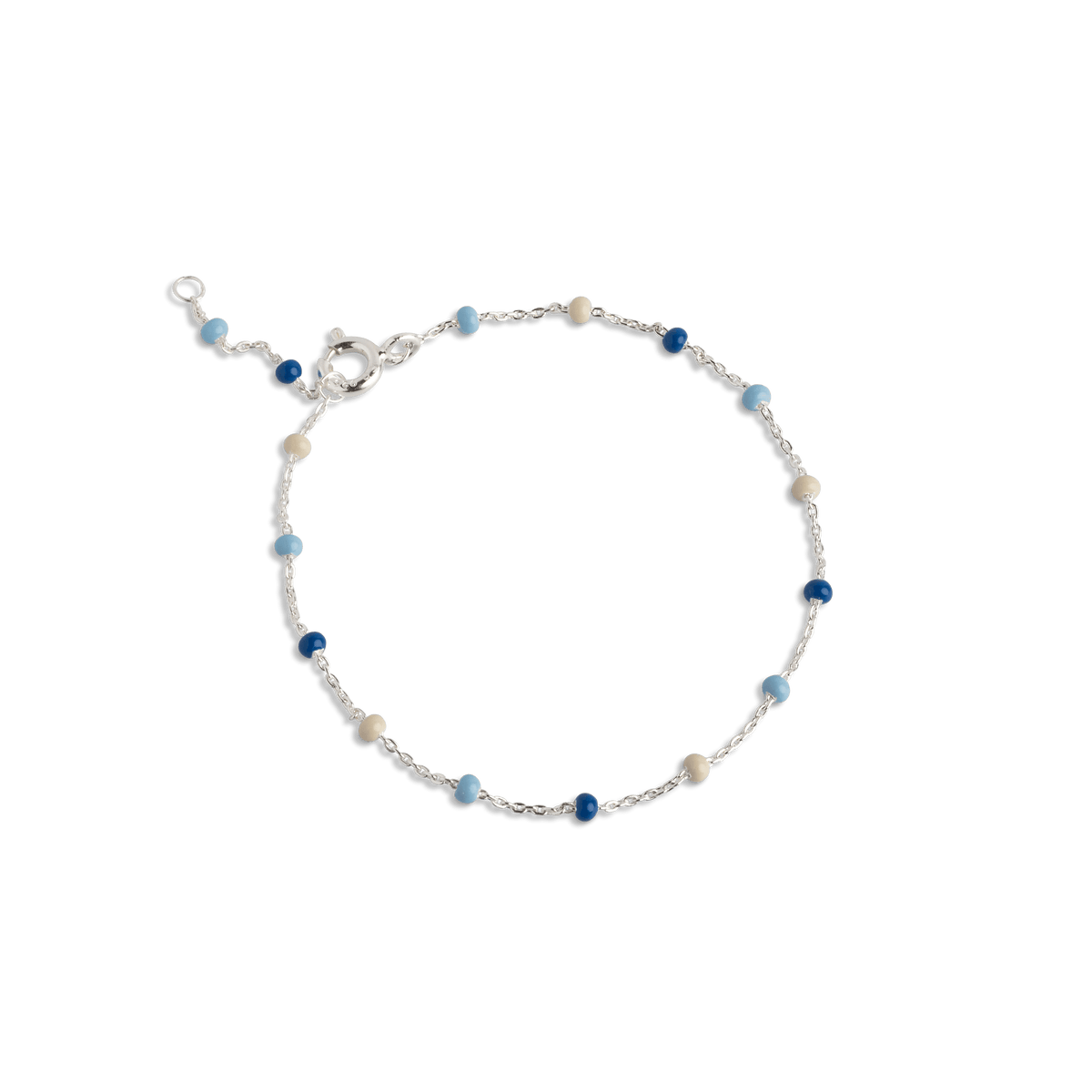 Enamel Lola Armband Marine visar ett nyckfullt armband med små blå och krämfärgade pärlor, modell b66s-marine-1.