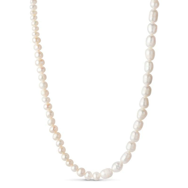 enamel pärlhalsband visat i närbild med vita sötvattenspärlor, elegant och klassisk stil. Modell N67G-N67G-1