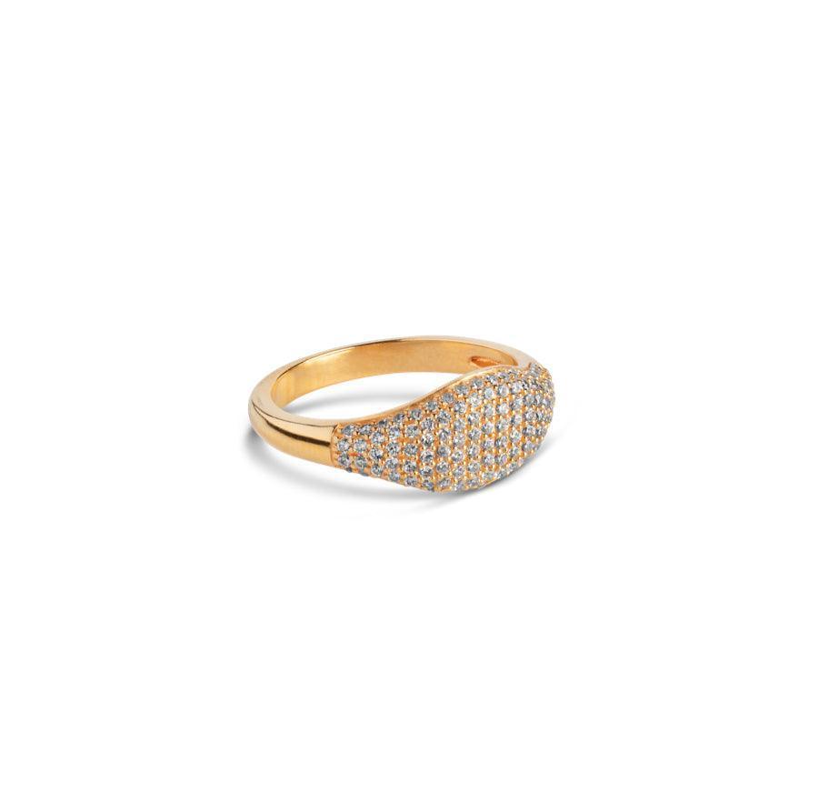 Enamel Sparkling Mary Ring r72g-r72g-001 visas som en elegant guldring med gnistrande stenar på framsidan. Modell r72g-r72g-001