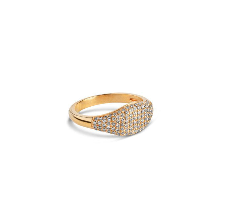 Enamel Sparkling Mary Ring r72g-r72g-001 visas som en elegant guldring med gnistrande stenar på framsidan. Modell r72g-r72g-001