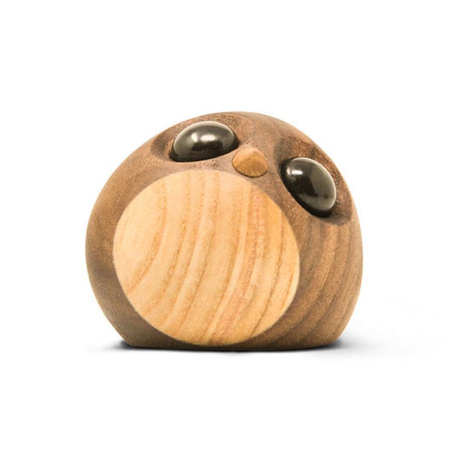 Fablewood Freddy Little Penguin visar en dekorativ liten träpingvin i släta, ljusa och mörka nyanser. Modell 1105-1