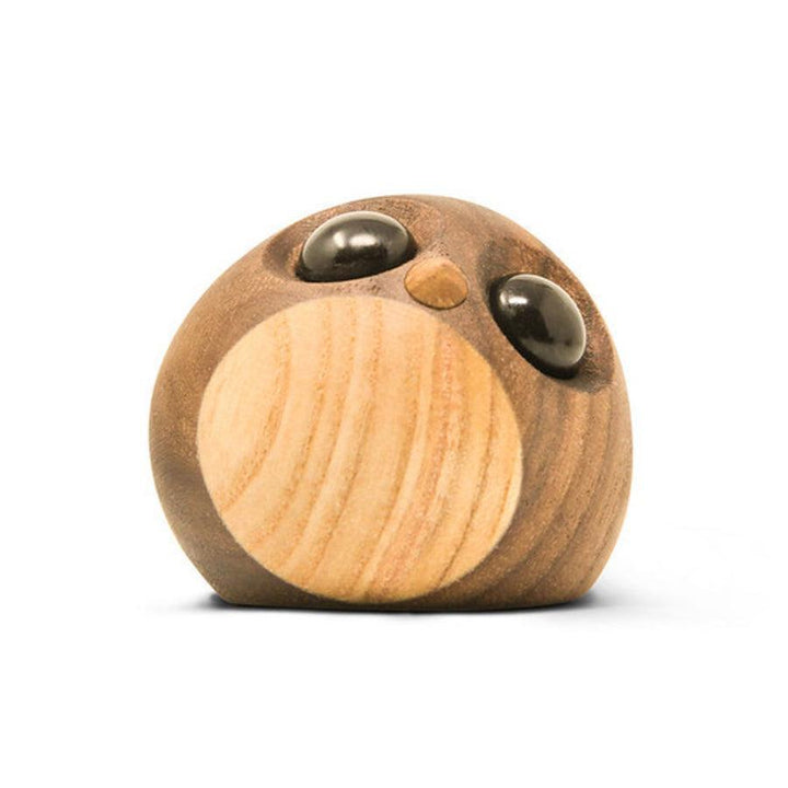 Fablewood Freddy Little Penguin visar en dekorativ liten träpingvin i släta, ljusa och mörka nyanser. Modell 1105-1