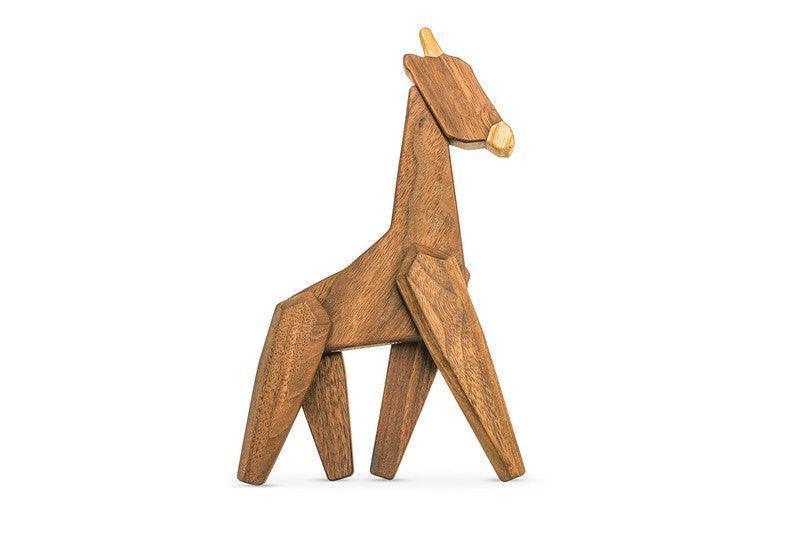 FableWood Giraffe, en dekorativ träfigur i naturligt färgat trä med ljusa detaljer. Modell 1027-1.