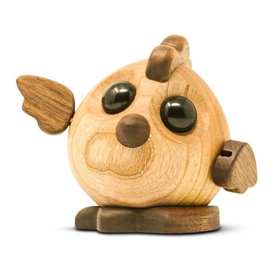 Fablewood Hönan Henny visar en handgjord, brun träfigur med stora svarta ögon och mörka vingar. Modell 1106-1