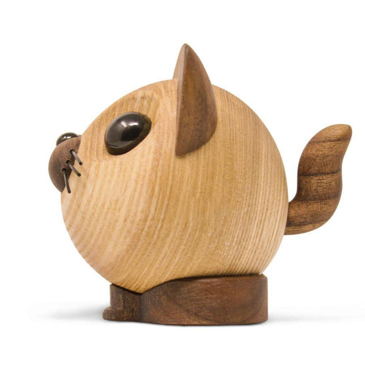 FableWood Katten Felix, träfigur i ljusa och mörka träslag, sidoprofil, modell 1112-2.