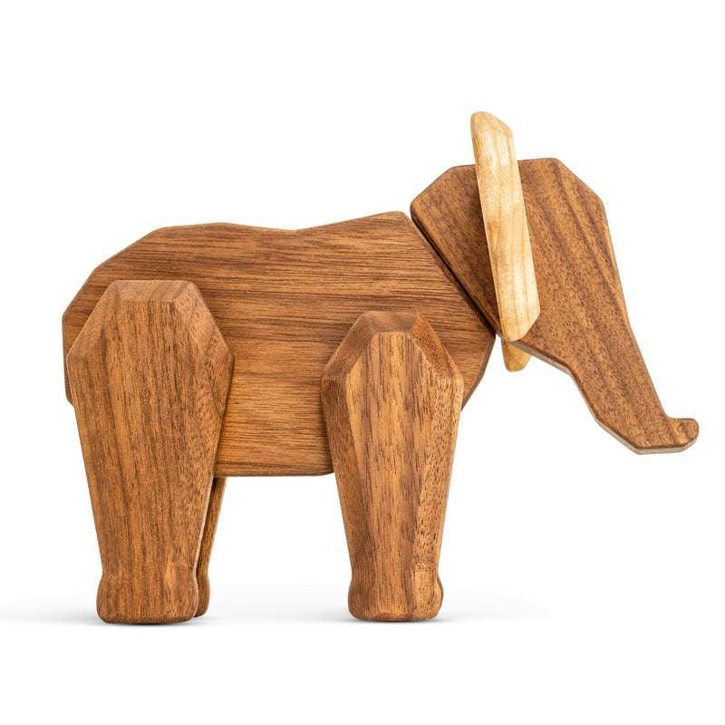 Fablewood Mother Elephant visar en träfigur av en elefant i ljusbrunt trä, stående på en vit bakgrund. Modell FW1030-1
