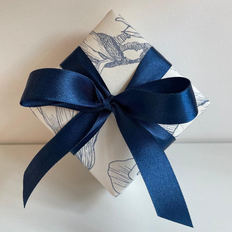 gratis inslagning, elegant presentask i ljust papper med mörkblått sidenband och dekorativt motiv, modell gratis-inslag--1