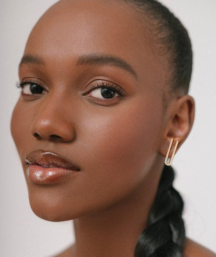 herieth-paul-x-polar-smycken-zanzibar-guldpläterad-22kt guldring visas på modell, gyllene färg och elegant design. Modelzan-st-gd-wz-00508