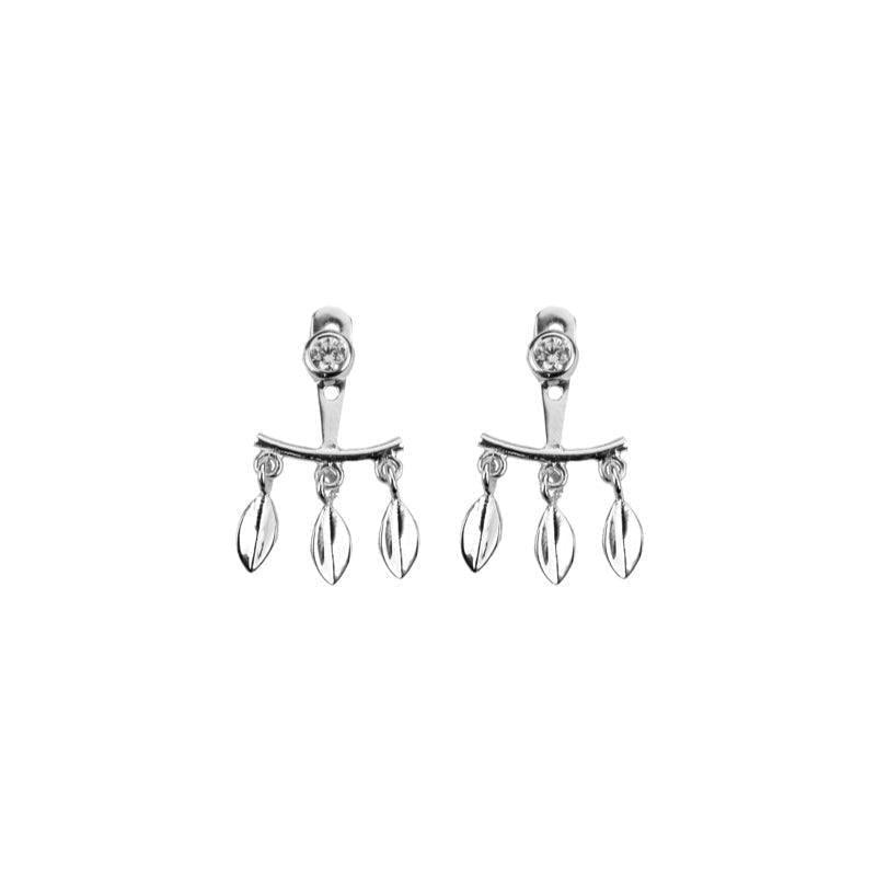 Hultquist Copenhagen Mini Leaf Earrings visar eleganta silverörhängen med tre små blad och stenar. Modell S02058S