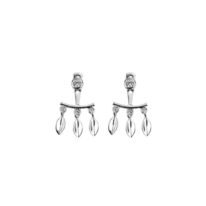 Hultquist Copenhagen Mini Leaf Earrings visar eleganta silverörhängen med tre små blad och stenar. Modell S02058S