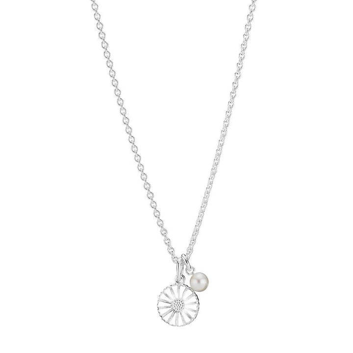Lund Copenhagen Daisy Halsband med silver daisy hänge och pärla, elegant enkel stil. Modell 9025041-33-h.