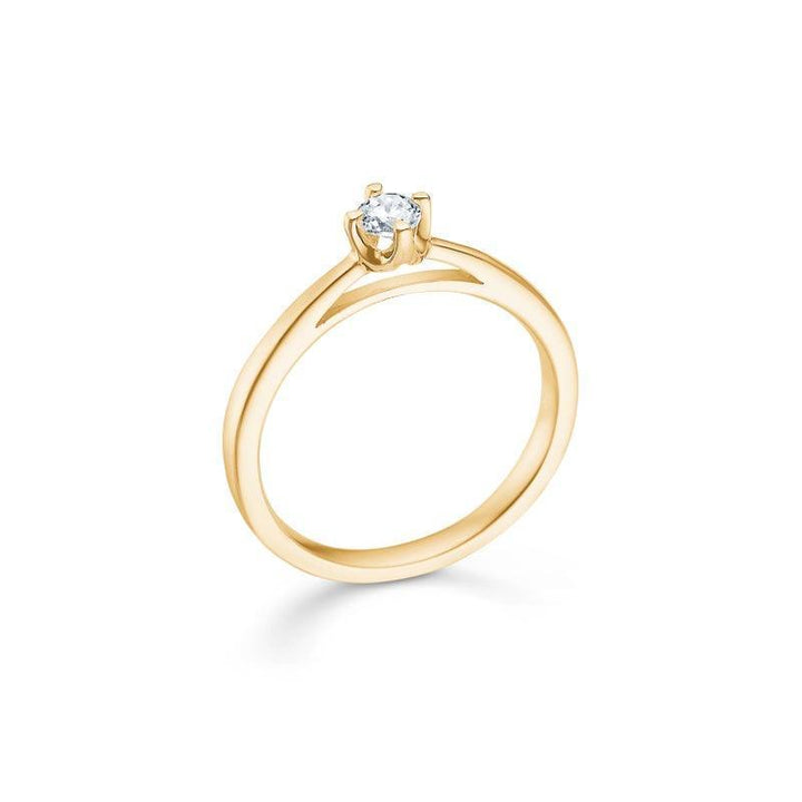 Mads Z 14 kt kronring diamant 0,16 ct sett från sidan i klargult guld, enkel solitärmodell. Modell 1541616-001