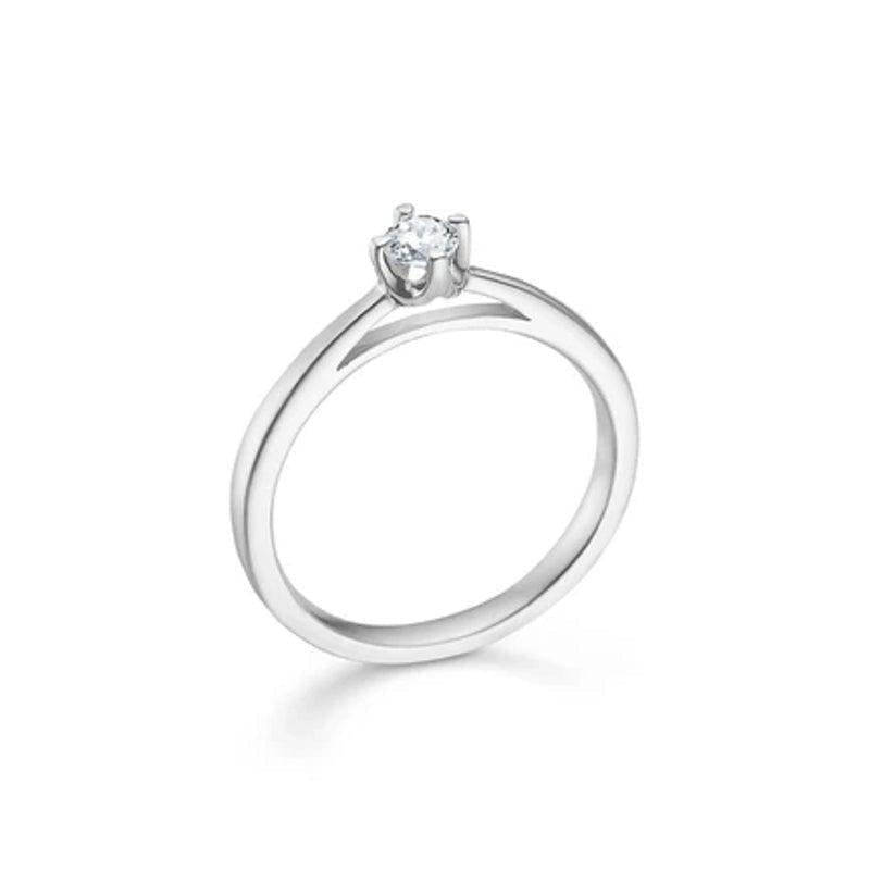 Mads Z 14 kt. Kronring vitguld 0,16 ct visar en elegant solitärring i polerat vitguld med en klar diamant. Modell 1641616-001-1.
