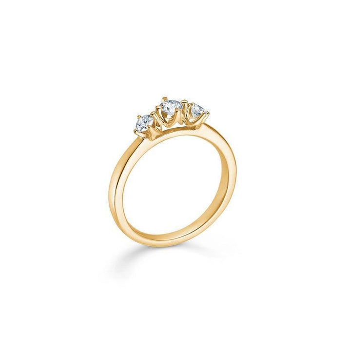 Mads Z 14 kt Crown Trinity diamantring 0,34 ct visar en elegant guldring med tre diamanter. Modell 1541734-001.