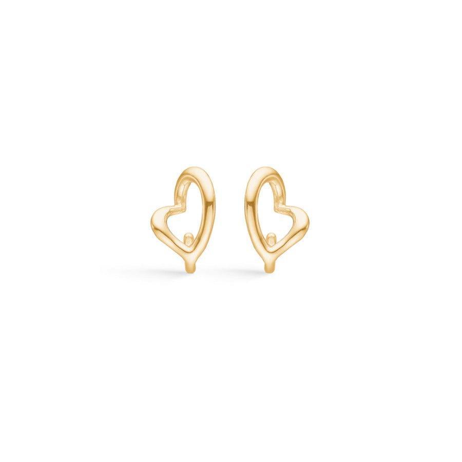 Mads Z 14 kt. Melt My Heart Studs visar ett par öppna hjärtformade dubbar i glänsande guld. Modell 1510106-1510106