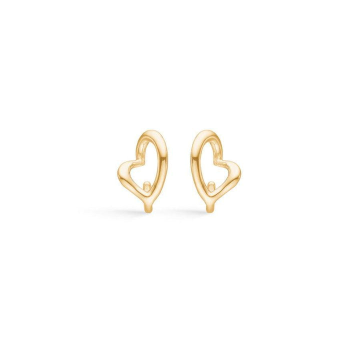 Mads Z 14 kt. Melt My Heart Studs visar ett par öppna hjärtformade dubbar i glänsande guld. Modell 1510106-1510106
