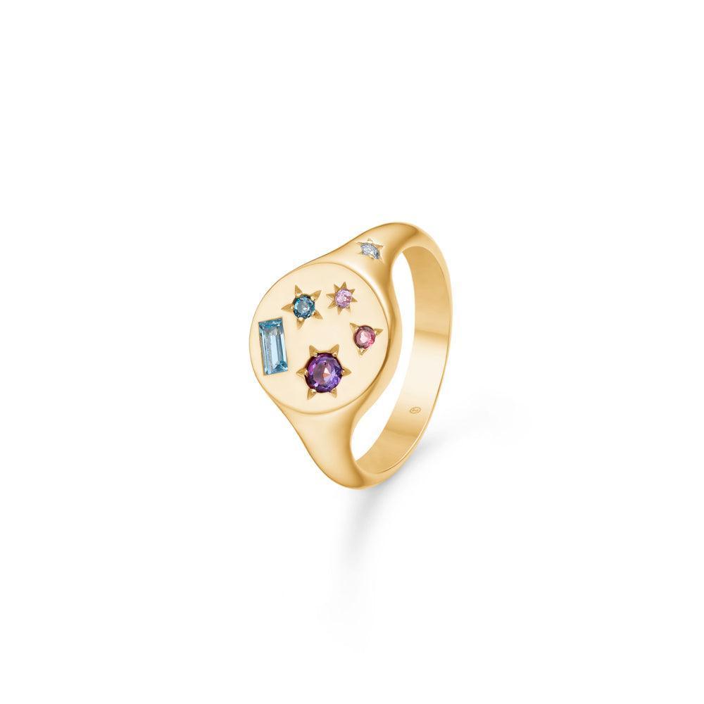Mads Z 14kt Symphony Ring visad i polerat guld med färgglada stenar och unik stjärndesign. Modell 1546140-001.