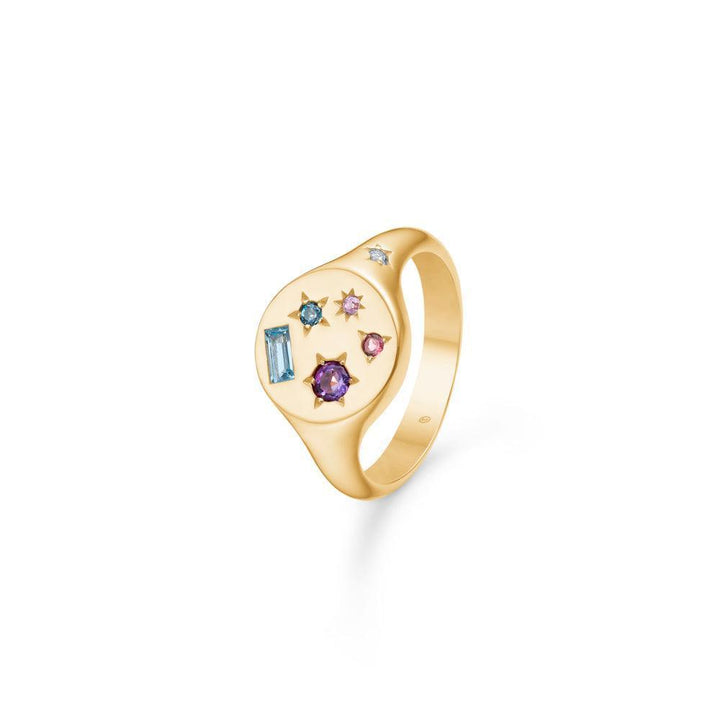 Mads Z 14kt Symphony Ring visad i polerat guld med färgglada stenar och unik stjärndesign. Modell 1546140-001.