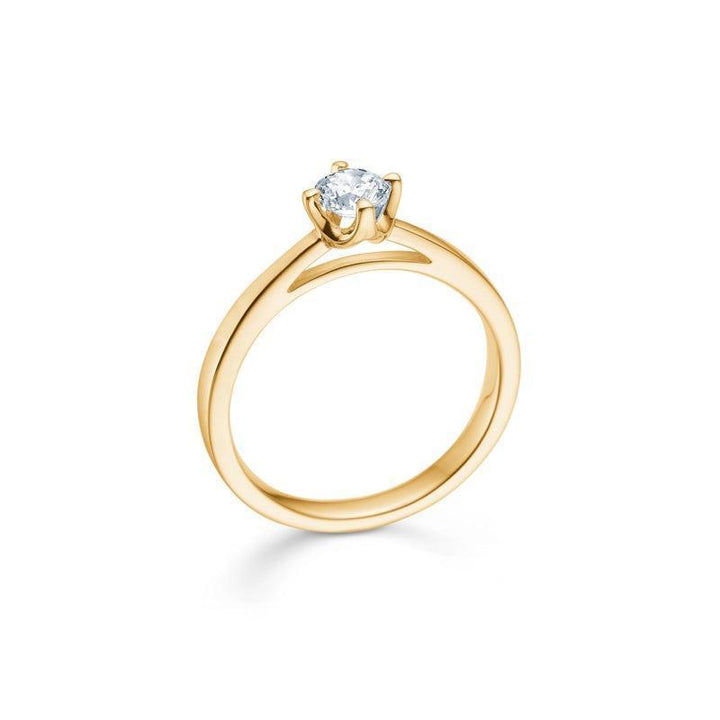 Mads Z 14 kt Crown Diamond Ring 0,34 ct visad i profil med enkel, rund briljant i guldring. Modell 1541634-001-1