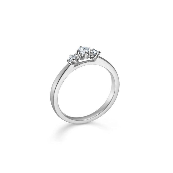Mads Z 14kt Crown Trinity Ring 0,17 ct visar en elegant vitguldring med tre gnistrande diamanter. Modell 1641717-001.