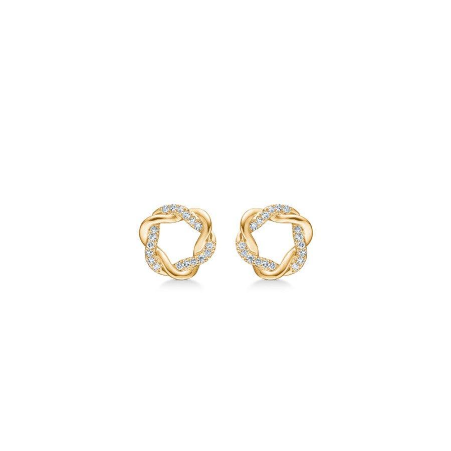 Mads Z 14kt Twist Studs 0,085ct W/SI visar en uppsättning runda, flätade nitar i guld med diamanter. Modell 1511022-1.
