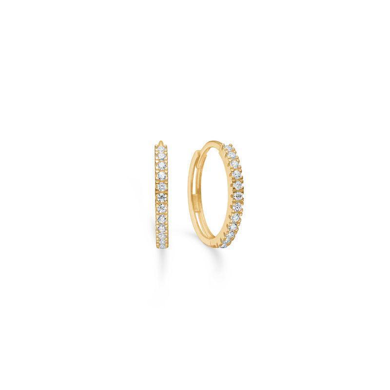 Mads Z 8 kt Sparkle Creole visar en uppsättning små guldfärgade kreoler med gnistrande klara stenar. Modell 3317166-3317166-1