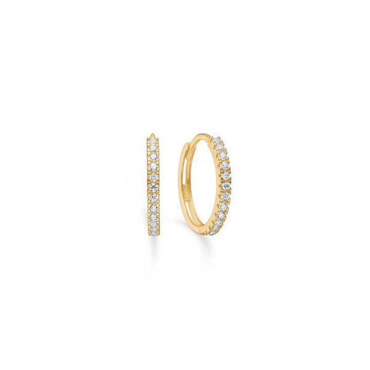 Mads Z 8 kt Sparkle Creole visar en uppsättning små guldfärgade kreoler med gnistrande klara stenar. Modell 3317166-3317166-1