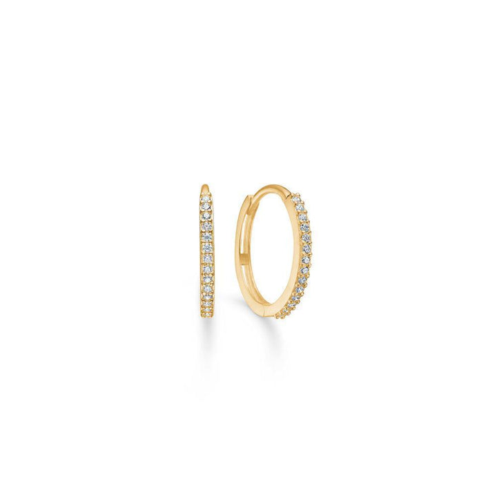 Mads Z 8 kt. Sparkle Creol, eleganta örhängen i guldfärgad metall med klara stenar, modell 3317167-1.