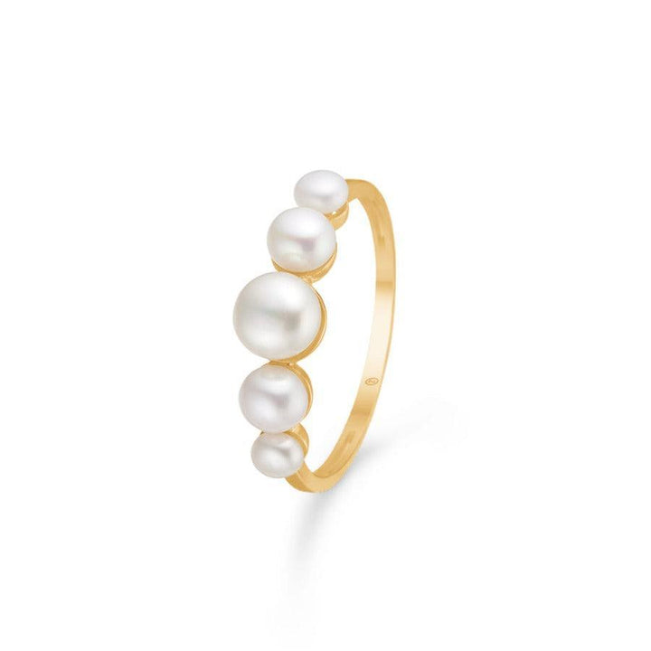 Mads Z 8kt Daizy Ring visar en smal guldring med fem vita pärlor i olika storlekar, modell 3343113-001.