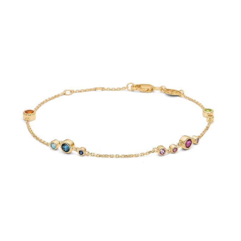 Mads Z Luxury Rainbow Armband med fina färgade stenar i guld på vit bakgrund. Modell 1554062-1.